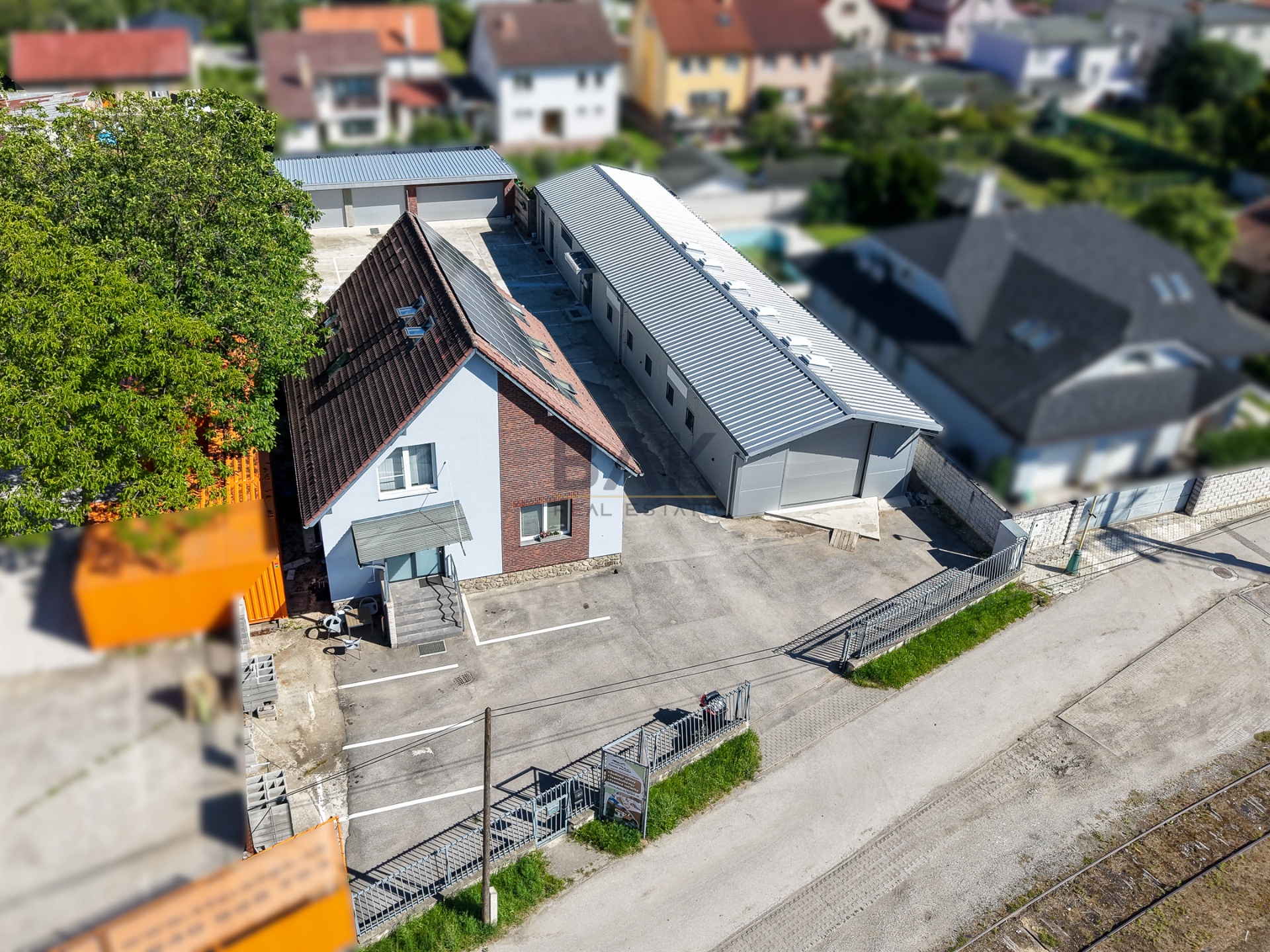 Ubytovňa B z vtáčej perspektívy – areál a parkovanie