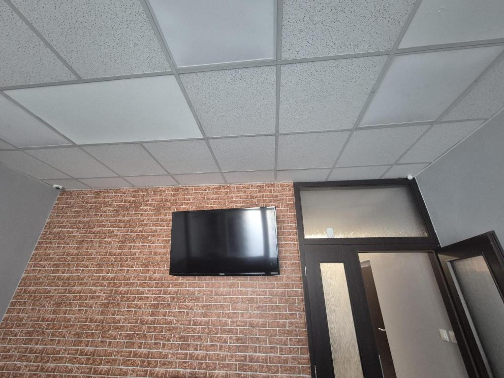 Spoločenská miestnosť s televízorom